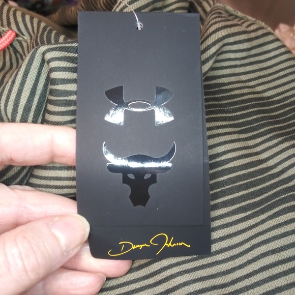 Under Armour Project Rock Olive Green Fatigue-Like Print Cropped Hoodie - Picture 9 of 11